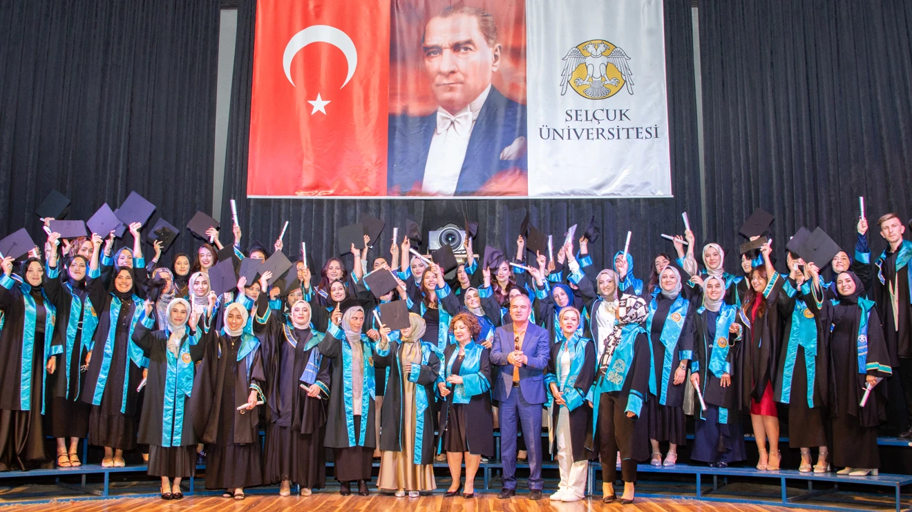 Selçuk Üniversitesi Sağlık Hizmetleri MYO’da mezuniyet sevinci